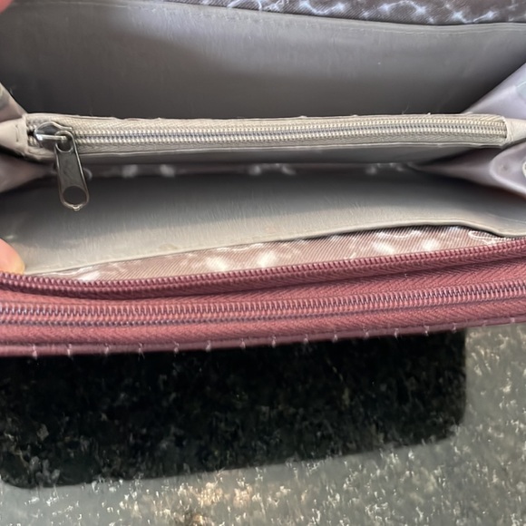 Jessica Simpson wallet/clutch, very good condition, two zippered compartments - Picture 8 of 9